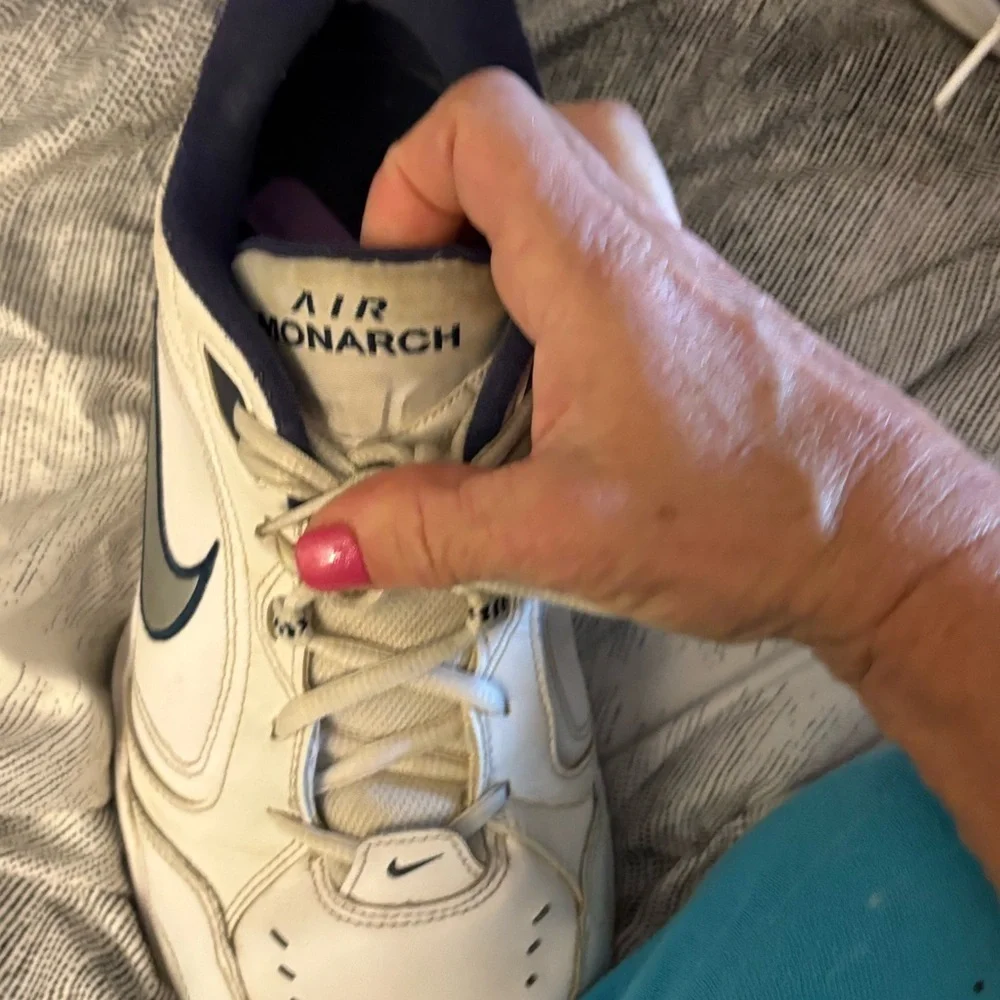 Nike Men's White & Navy Athletic Shoes Preloved men’s 10 Air Monarch Sneakers